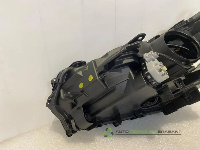 Koplamp rechts - 35ff83d3-9da9-4698-a1b4-898aecaa891d.jpg