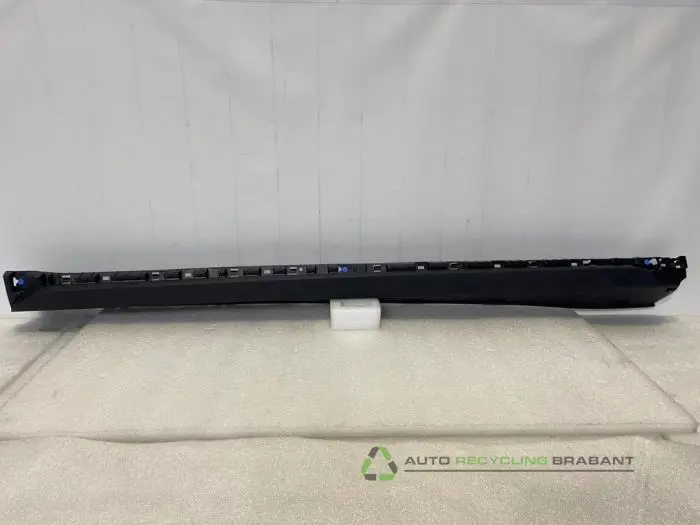 Marche-pied (list de couverture) droite Dacia Duster