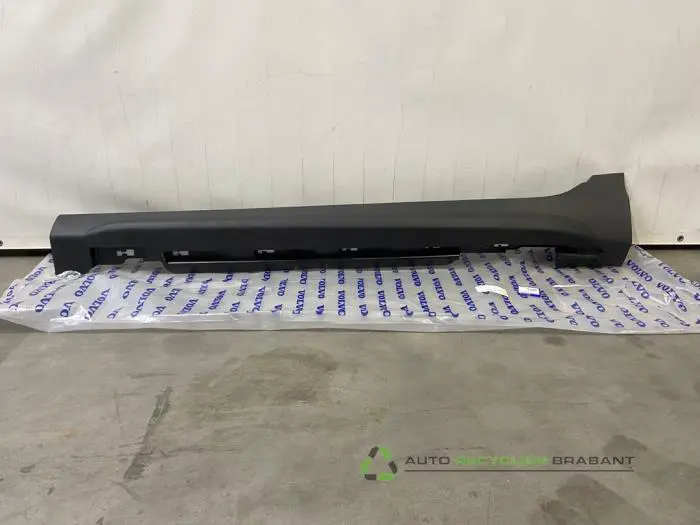 Zijskirt links Volvo V40