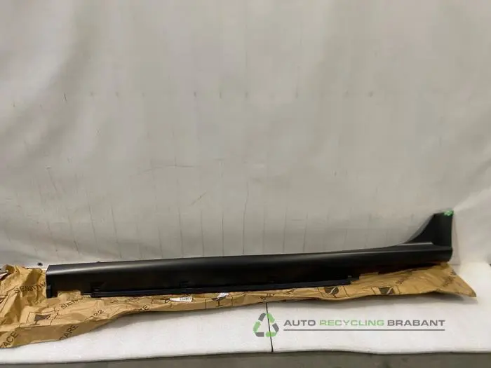 Zijskirt links Audi A4