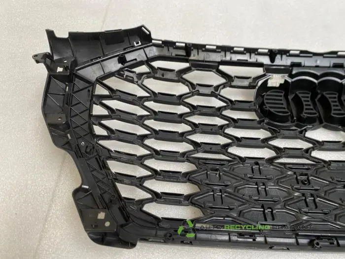 Grille - 50cd56c0-0412-40d3-8d34-b0bdd88096e9.jpg