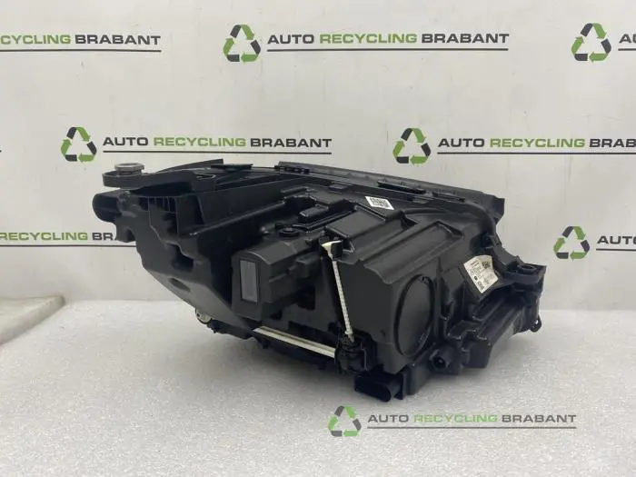 Scheinwerfer links - 383d9302-a897-4401-85a7-13641ede1c59.jpg