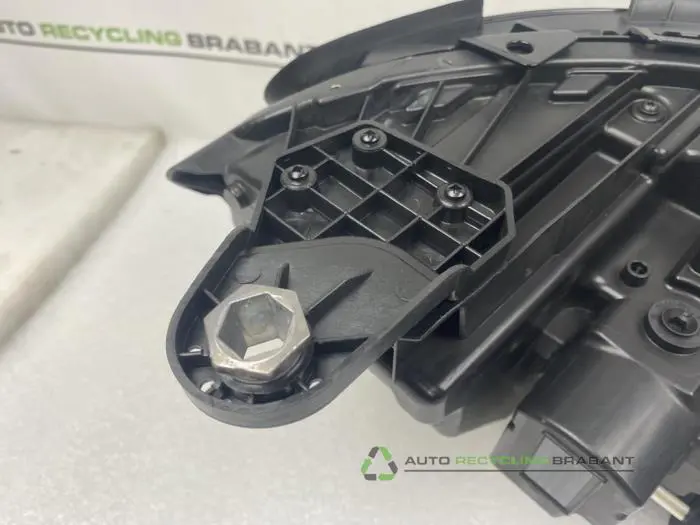 Scheinwerfer links - 8f5013aa-5d85-4127-88cf-3f3f47d41a5b.jpg