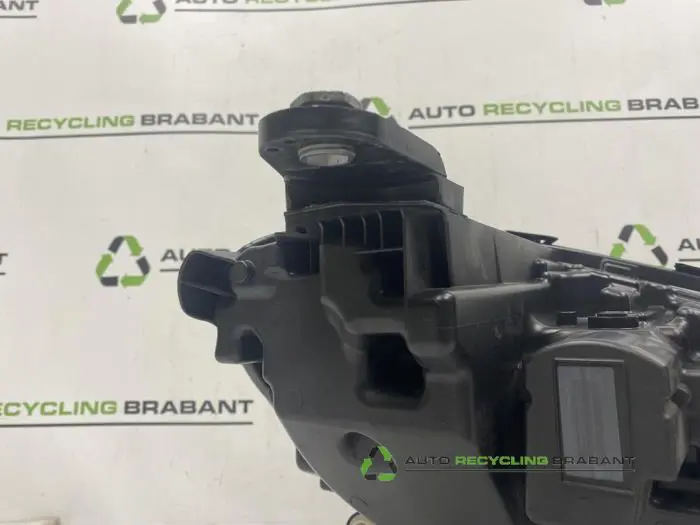 Scheinwerfer links - c0a310fe-17af-4368-bdc5-9d094fa30798.jpg