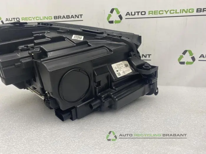 Scheinwerfer links - d5acc7c8-3420-4c20-bbce-3a74017506a0.jpg