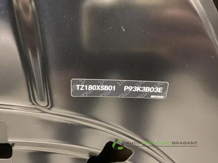 Motorkap - 2741cb0d-405d-4f1e-9ce9-3d0ef63792e0.jpg