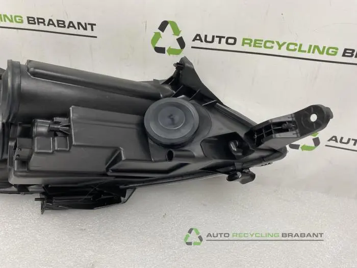 Koplamp links - 4e54cd1f-5aea-4f58-a8a1-4e19d49f0f1b.jpg