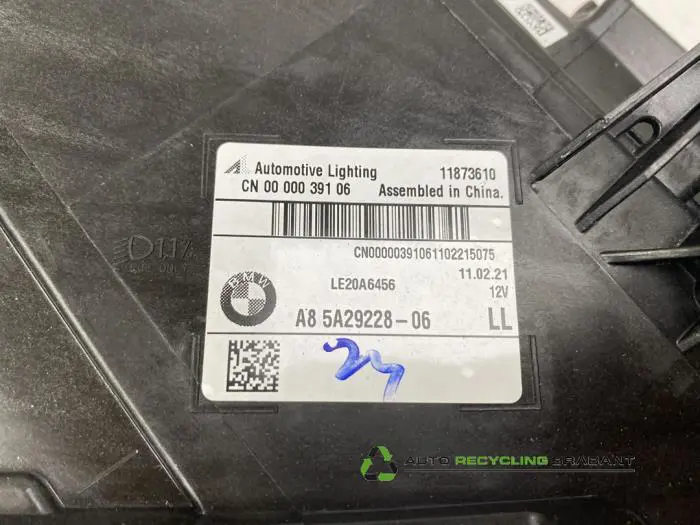 Scheinwerfer rechts - 1395b143-69e1-491c-97f1-29bf5bebcf0d.jpg