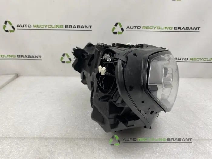 Scheinwerfer rechts - 3efda4ac-8a14-43b2-beb9-5b348c70c9a3.jpg