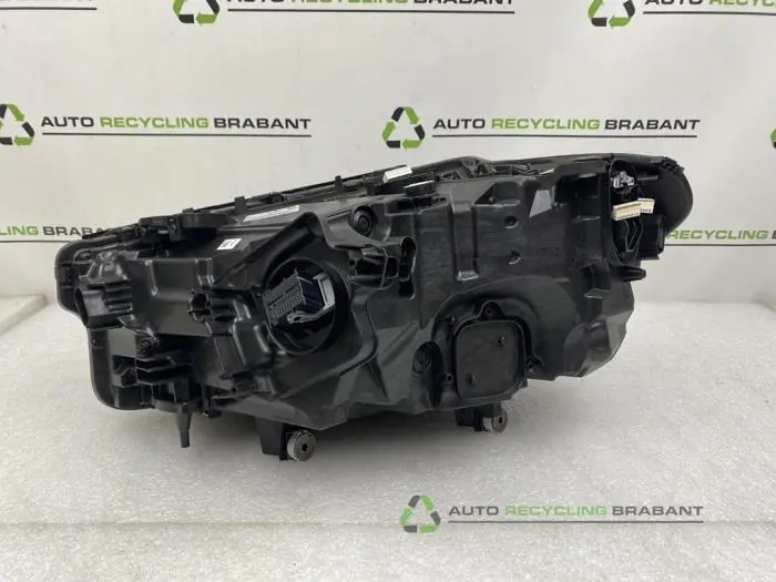 Scheinwerfer rechts - 439eb5f4-b0df-425b-908a-9e26d5bf3e18.jpg