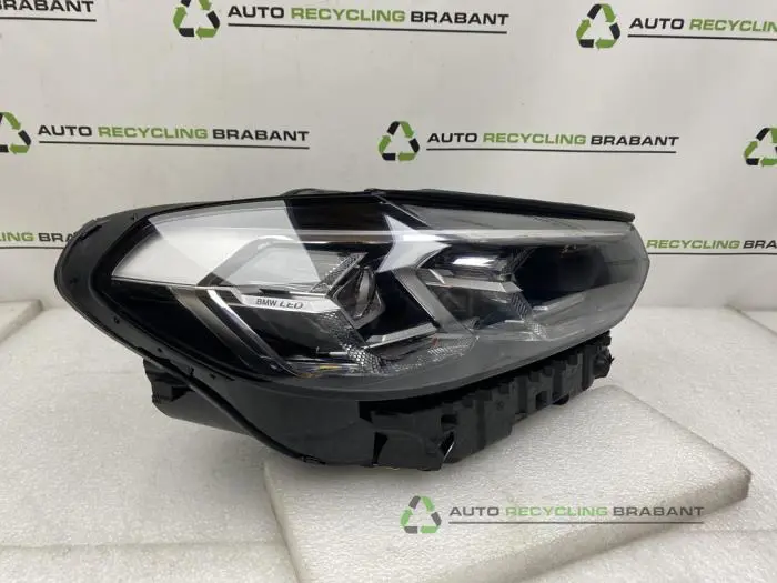 Scheinwerfer rechts - ac2dff03-6211-4b79-ac42-63eac33200ea.jpg