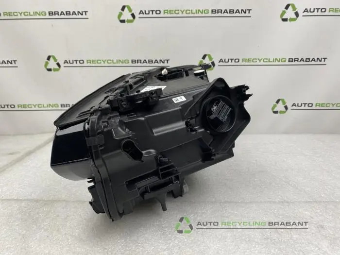 Scheinwerfer rechts - b6182f4a-8e34-48bf-8a53-a15f3f3f9245.jpg