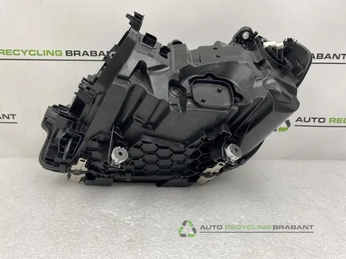 Scheinwerfer rechts - bca6d580-1fae-42cd-b1fd-9450f235cfb1.jpg
