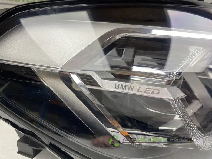 Scheinwerfer rechts - c2639587-830b-47d9-a62a-2737f3bd6f81.jpg