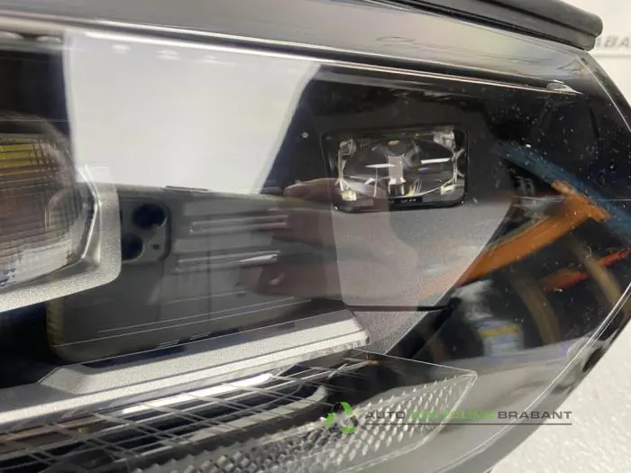 Scheinwerfer rechts - ec2637d7-fb7b-4906-bcfd-fd98c536273a.jpg