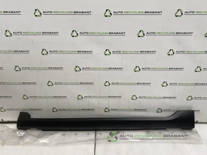 Zijskirt links Peugeot 2008