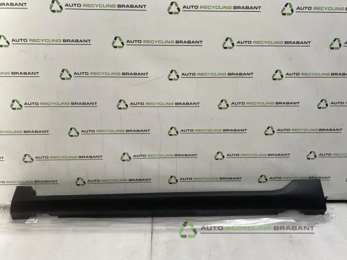 Zijskirt links Peugeot 2008