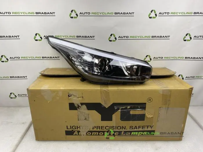 Koplamp rechts Kia Ceed