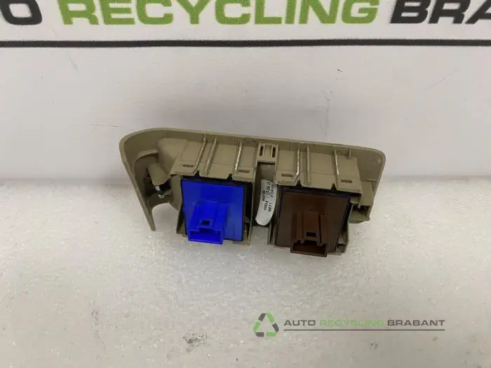Electric window switch - 23ff51e0-0d7f-4353-b113-55cb0e9eeb19.jpg