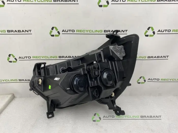 Headlight, right - 04e8b699-0022-4b02-9138-9351e6f44957.jpg