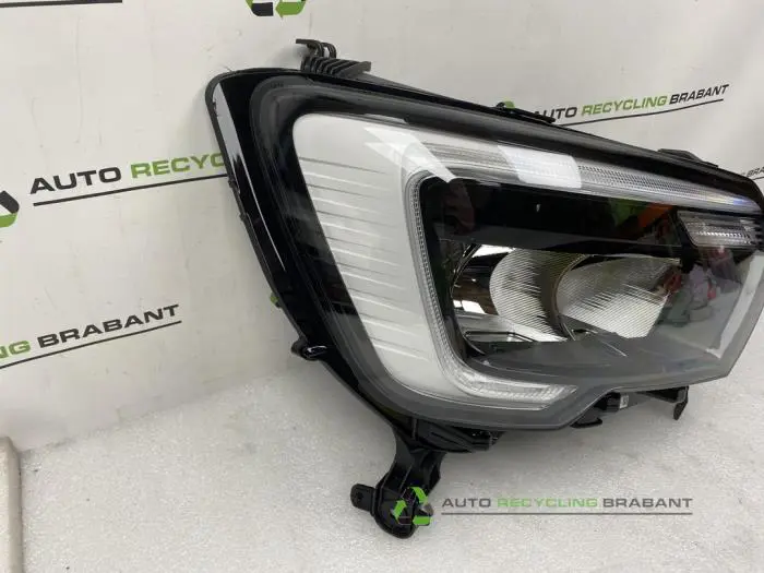 Headlight, right - 0c4221a0-14e2-4e2e-9b71-8ebc18957da2.jpg