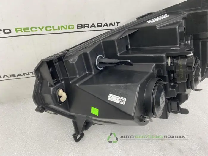 Headlight, right - 31a9612b-8461-4954-979d-7dbe55bb0fcc.jpg