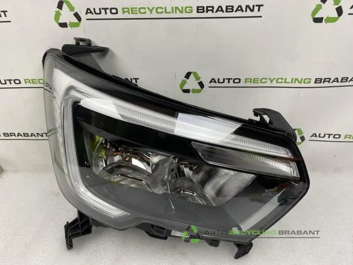 Headlight, right - 3bb05462-2a57-40f3-b2a3-a7217e4196d7.jpg