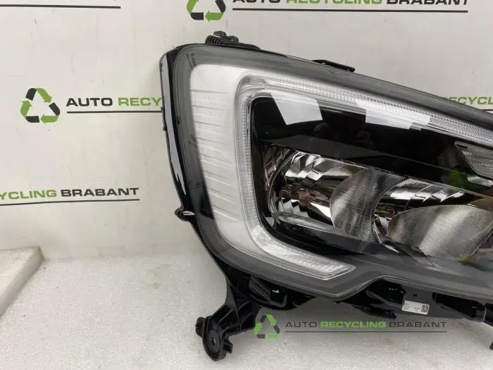 Headlight, right - 5aa1207f-d387-42a1-99f7-3e26cc48421b.jpg