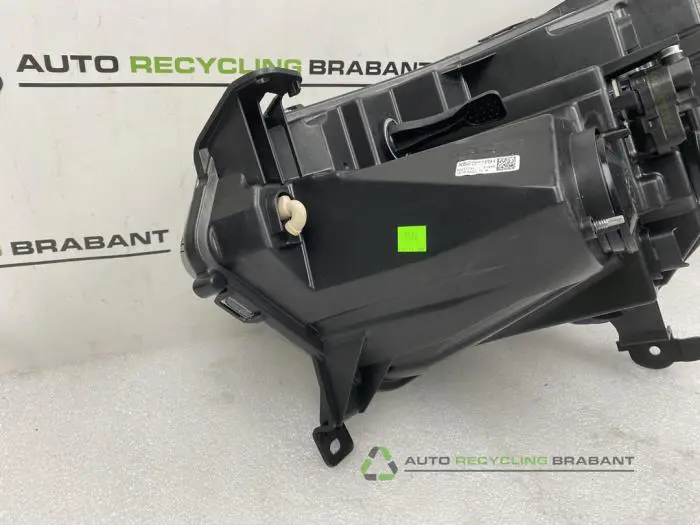 Headlight, right - 9e6583a5-72e7-41ca-952e-2042b3f17394.jpg