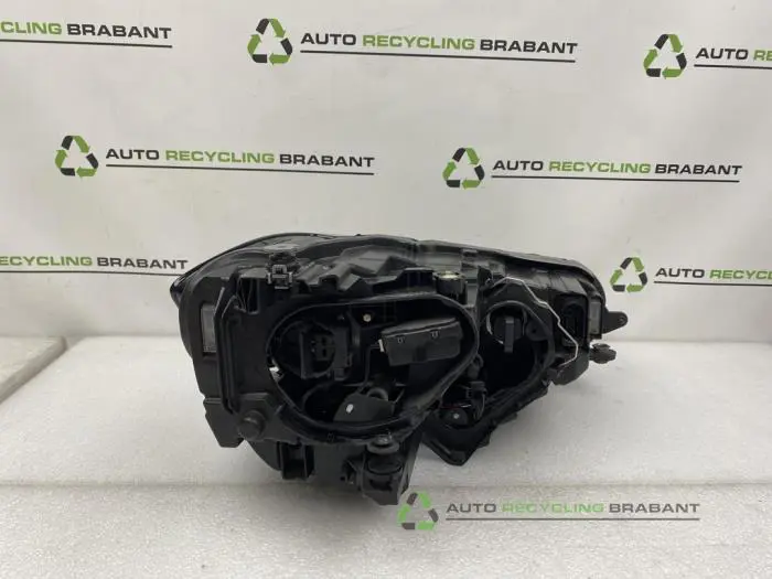 Koplamp links - 3390ac5a-e72f-4d71-a50c-f7783cfe4f0a.jpg