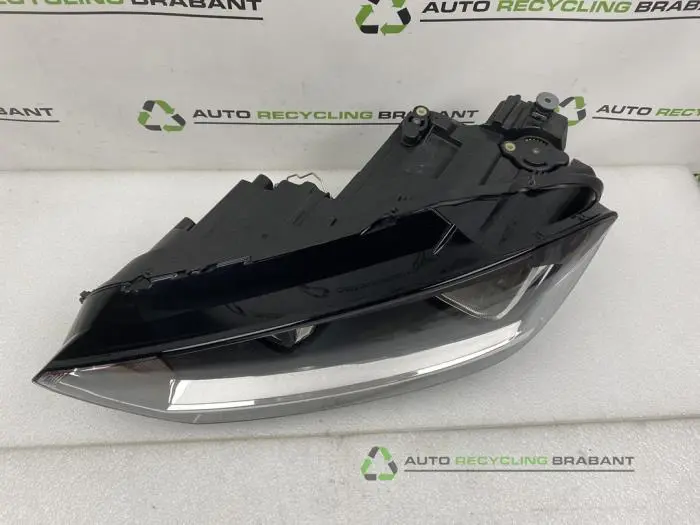 Koplamp links - fe4dc93a-ea89-4418-b41c-70fe12a4ab38.jpg