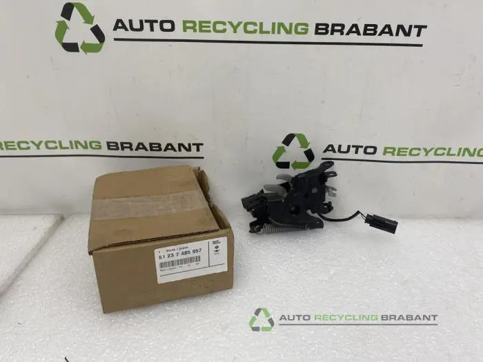 Slotmechaniek Motorkap BMW iX3