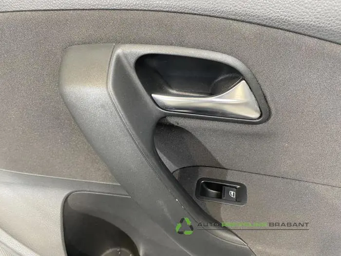 Türverkleidung 4-türig links vorne - 2674451b-e52e-48e0-ab6c-f05c74b006cb.jpg