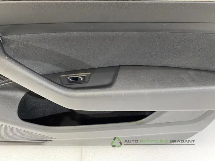 Türverkleidung 4-türig rechts vorne - 0e2a8939-9084-467f-ae42-1fa588728590.jpg