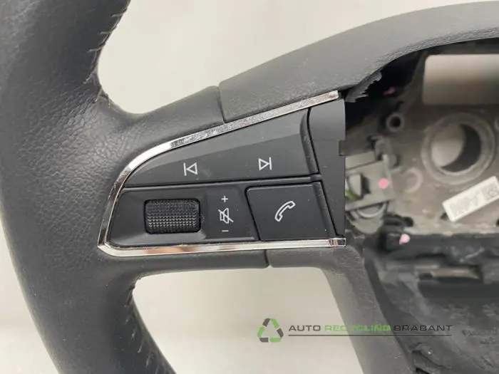 Lenkrad - 32f794f5-1d55-48d9-9d0f-9aec37e32cec.jpg