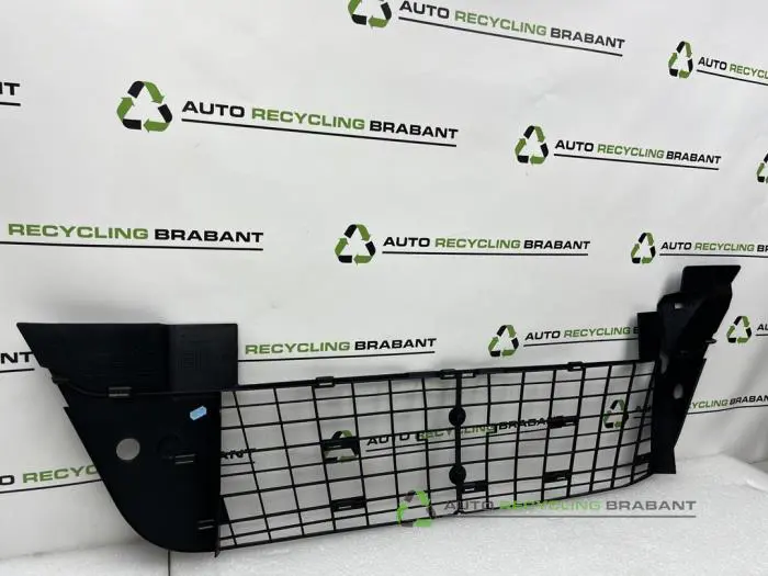 Grille - 76440ef1-0c82-4d28-abce-1b2f1eaeec9d.jpg