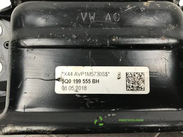 Engine mount - 82553eec-1012-499c-affa-5bd3a4dc2b93.jpg