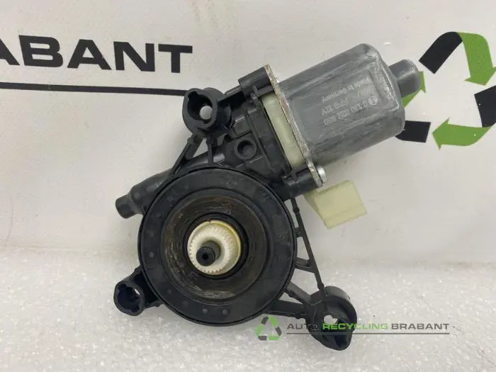 Door window motor - 0b1e5bec-bc16-42b0-8744-30e1adbd8f73.jpg