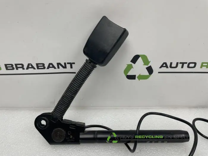 Front seatbelt buckle, left - 2bb27720-7658-4d83-8953-2305aaa13669.jpg