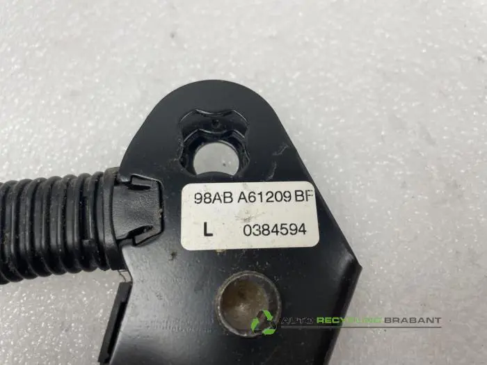 Front seatbelt buckle, left - 3046c906-cd4a-4a87-bfc6-fa839ae6ecbe.jpg