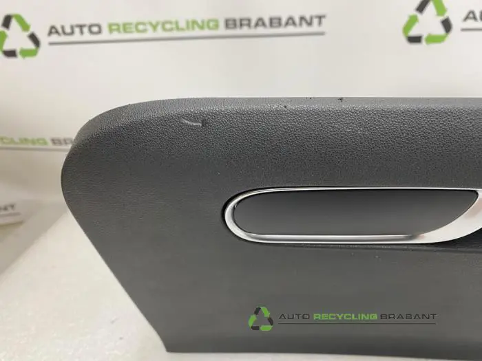 Handschuhfach - 8096e236-552f-45e0-b95a-471634726be5.jpg