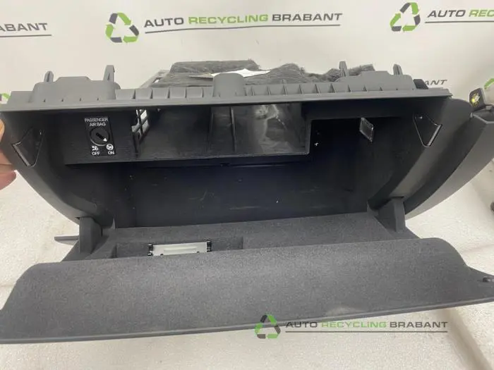 Handschuhfach - b99c46c1-833a-4ba4-b3ab-e5860c437b96.jpg