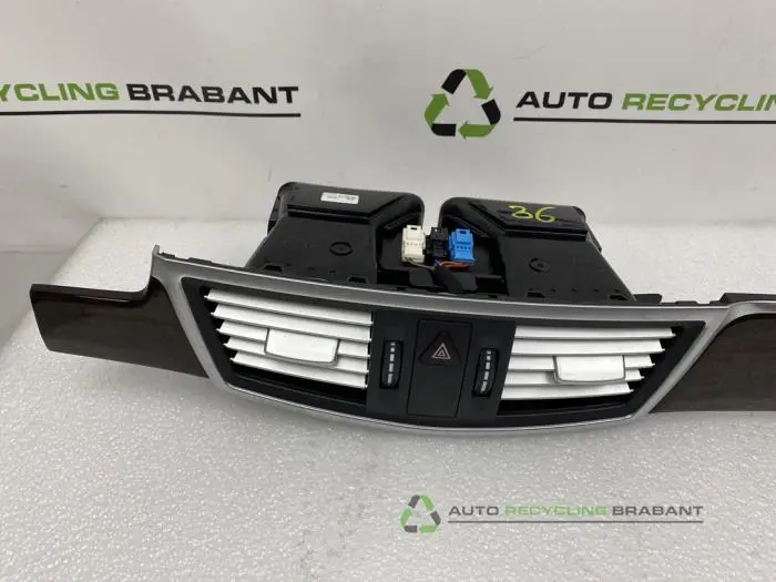 Luftgitter Armaturenbrett - 79f305b6-3794-484b-aae6-6e52073cad98.jpg